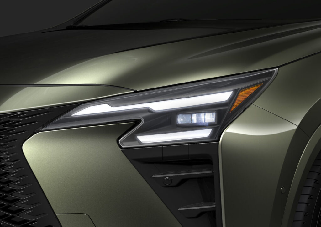 現行型レクサスNXのL字型ランプとLEDヘッドランプを斜めから見た様子