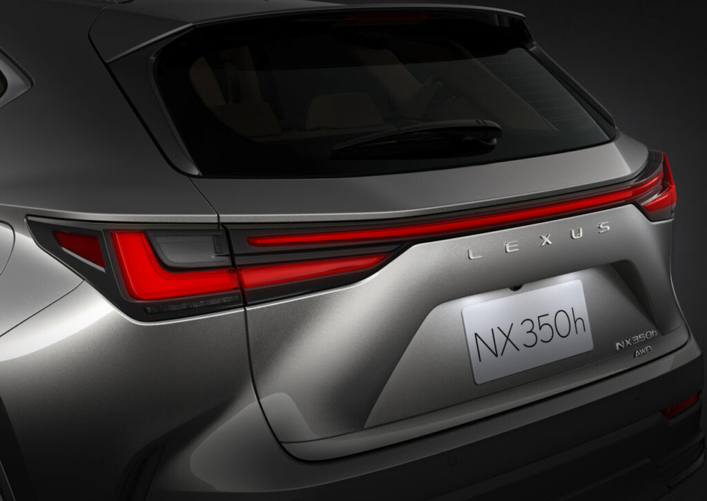 現行型レクサスNX 350h AWDのリアビュー。一文字のLEDテールランプとLEXUSロゴ