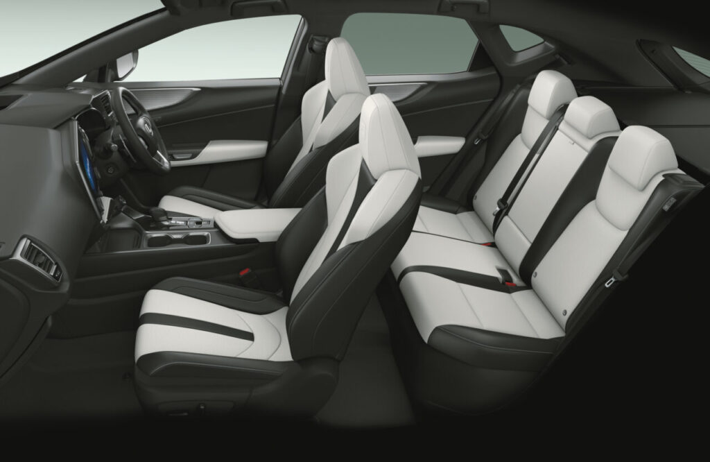 現行型レクサスNXの車内空間。ホワイトとブラックのツートンカラーの前後シート