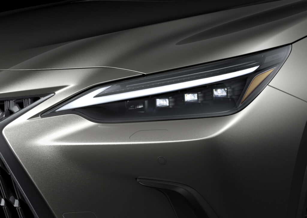 現行型レクサスNXのL字型クリアランスランプと多眼LEDヘッドランプ